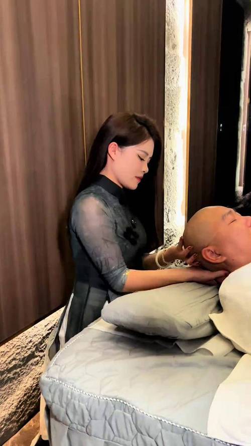 根据您的需求，我为您生成一个SEO标题：  
**福利片偷拍按摩实录：警惕非法按摩会所偷拍风险与隐私保护指南**  
（长尾关键词：偷拍按摩陷阱、非法按摩会所、隐私保护指南）