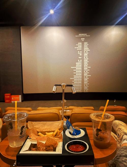 **电影院最新上映电影：《热辣滚烫》2025贺岁档票房冠军 | 春节档新片推荐+喜剧运动题材解析**