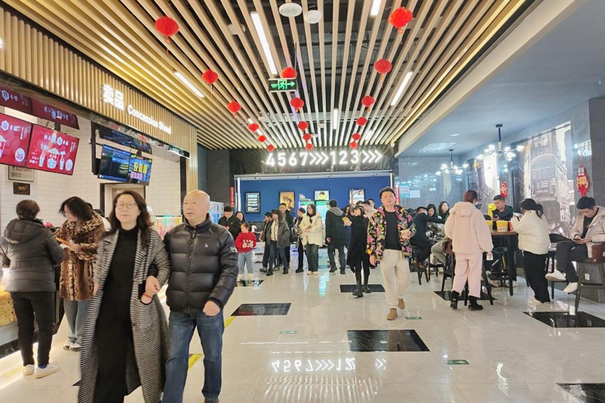 欧美熟妇人妻的优雅穿搭指南：轻熟风搭配技巧、熟龄魅力提升与日常气质造型
